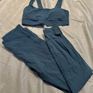 Vuori Women's Teal Leggings and Sports Bra Set